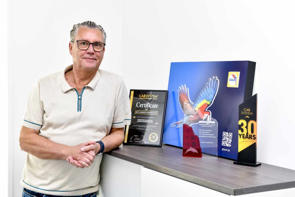Carcolor-Mitarbeiter mit Glasurit-Produkten