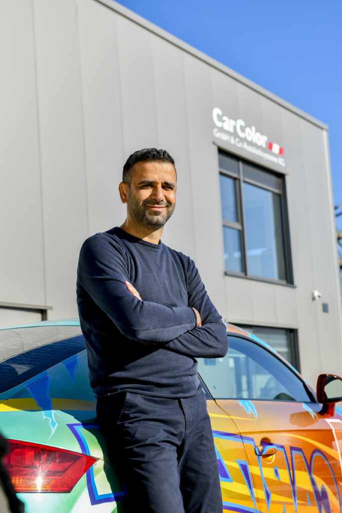 Carcolor-Mitarbeiter vor dem Firmengebäude