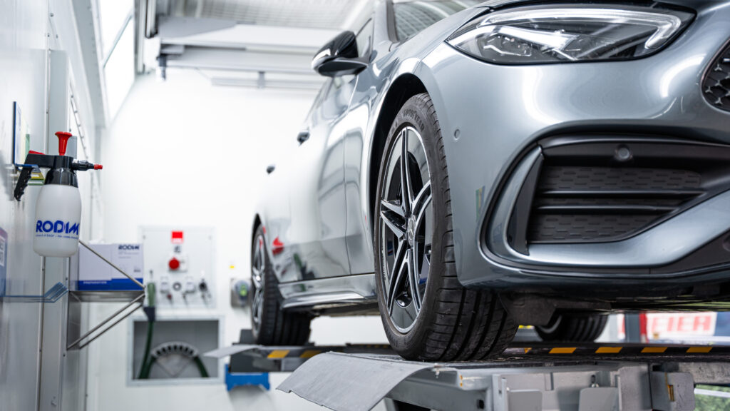 Reparaturlackierung an einem Mercedes in der Werkstatt